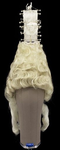 [ATB-REF-00106] Damenperücke, Spezialanfertigung Rokoko-Damenfrisur ‘La Frégate‘ 1778, Büffelhaar, Blond