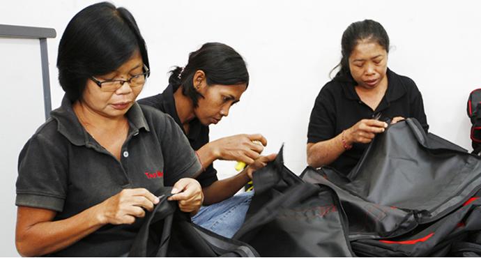TAS MERAH in Bali is creating make-up cases and portable mirrors for professionals hand made quality original tas bag leather make-up sari rambut atelier bassi